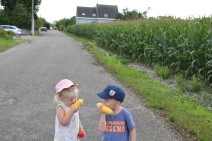 Nathan et Victoria goûtent le maïs..